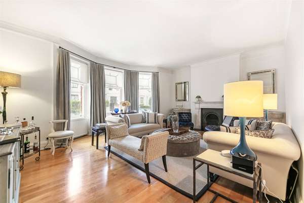 Flat Wynnstay Gardens in Greater London