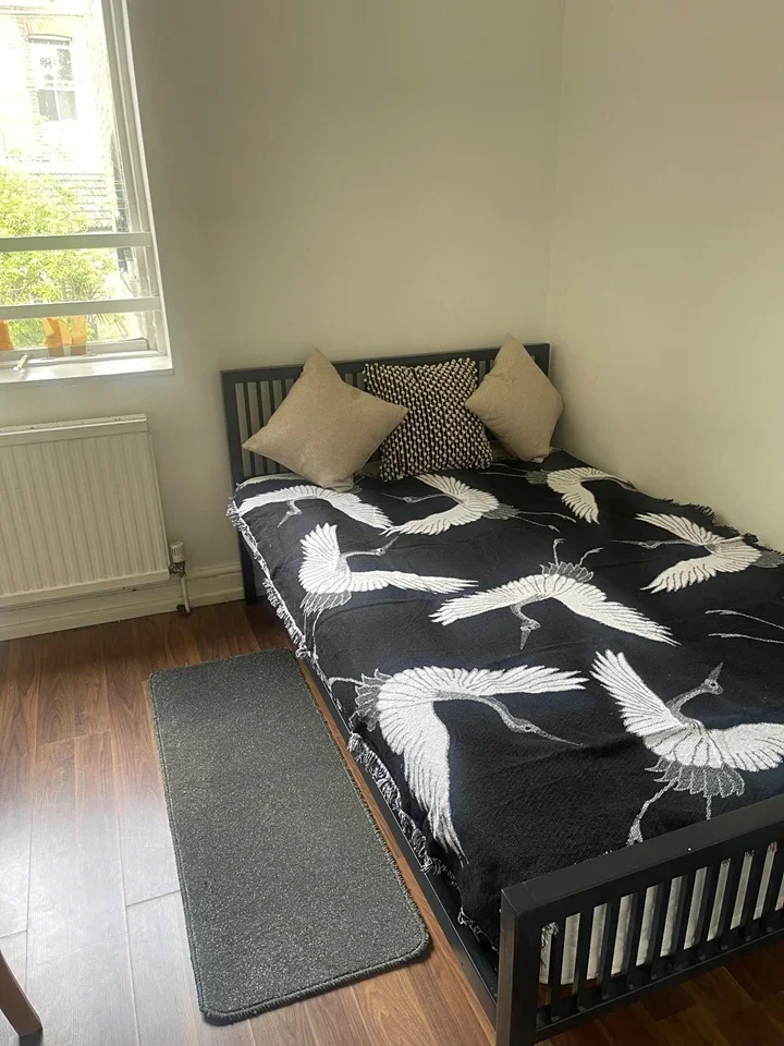 Room Leander Road in Greater London