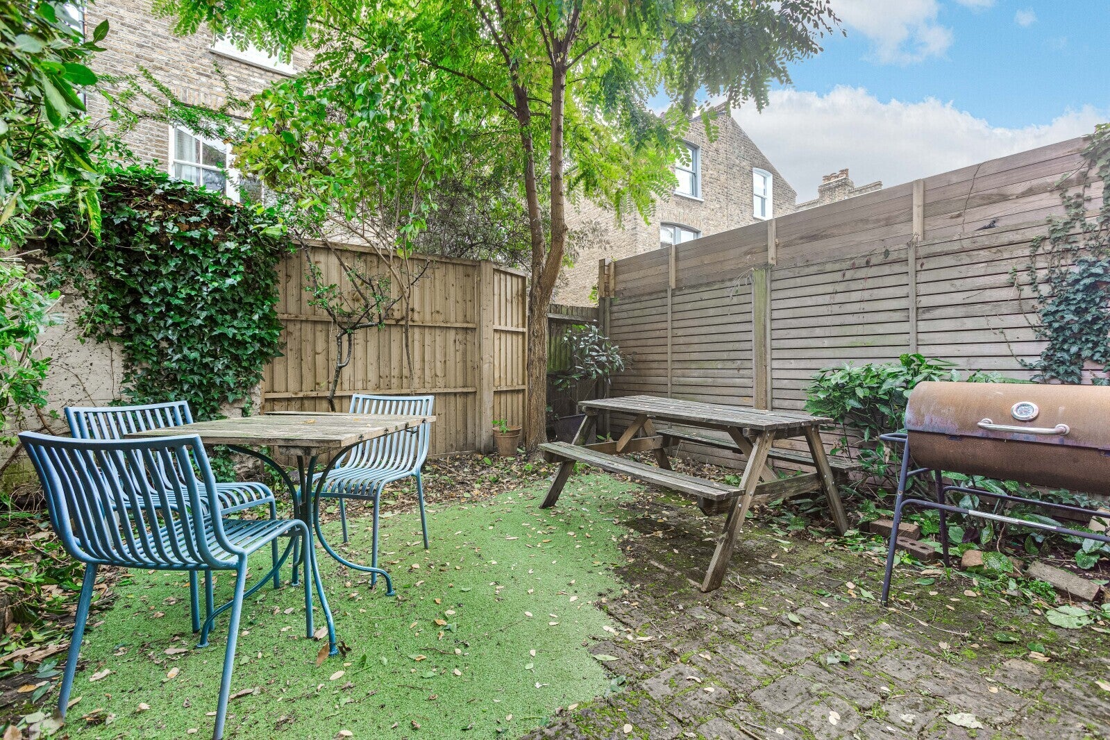 House Broomwood Road in Greater London