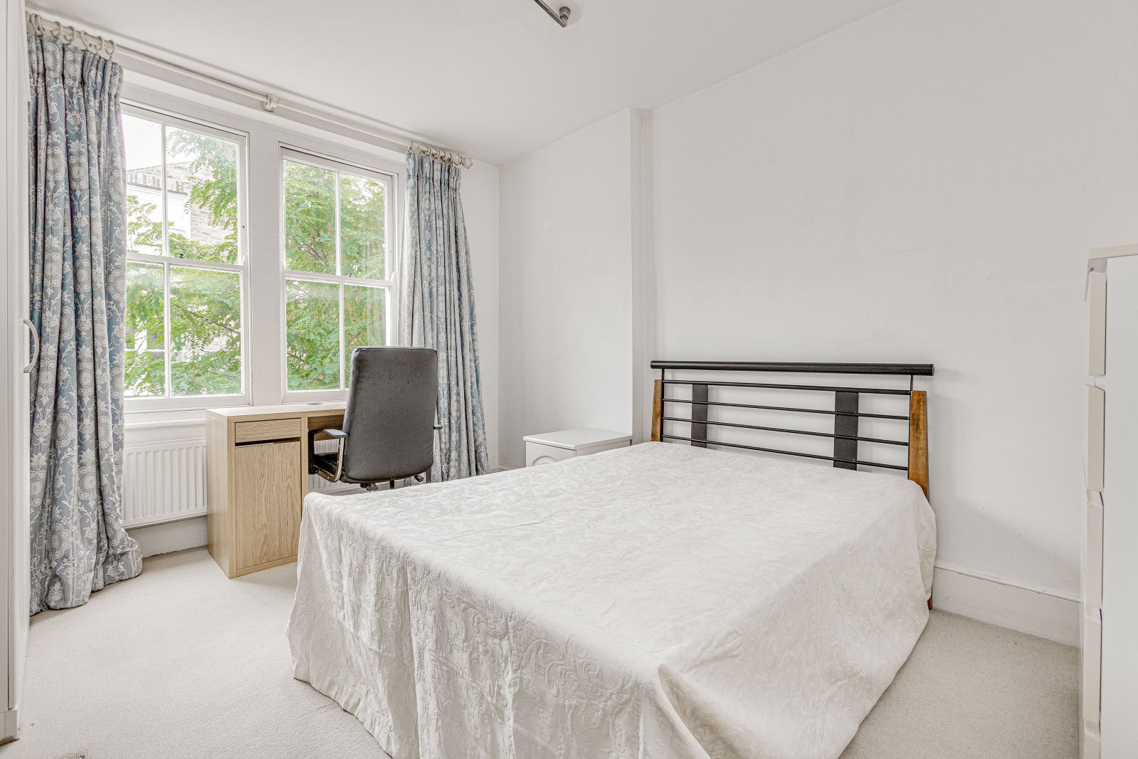 House Broomwood Road in Greater London