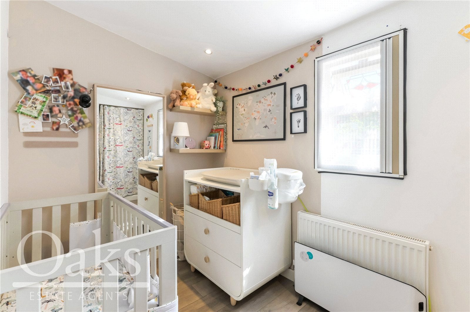 Flat Melrose Avenue in Greater London