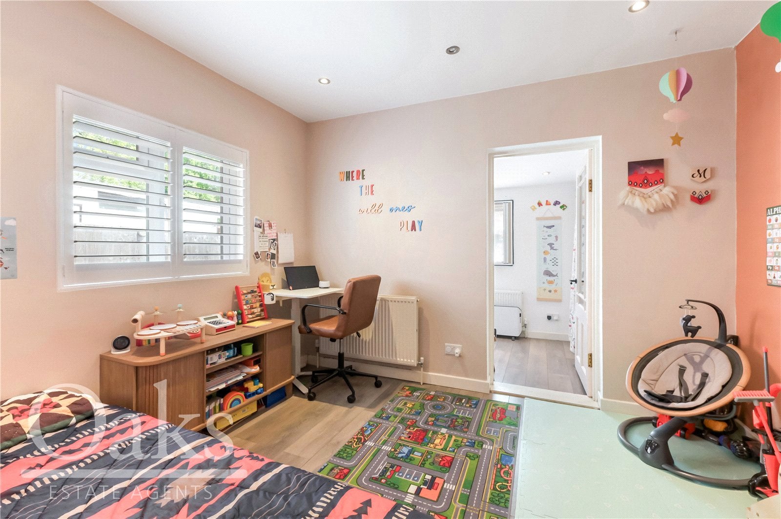 Flat Melrose Avenue in Greater London