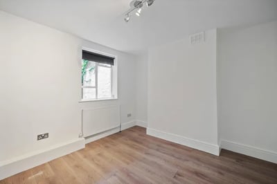 Flat Falmouth Road in Greater London