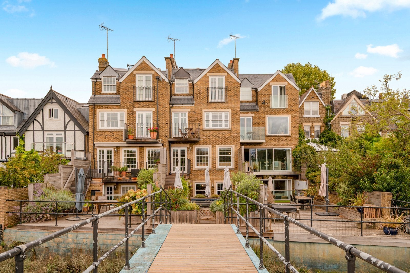 House Grove Park Road in Greater London