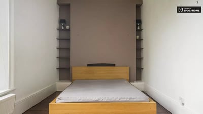 Room High Road in Greater London