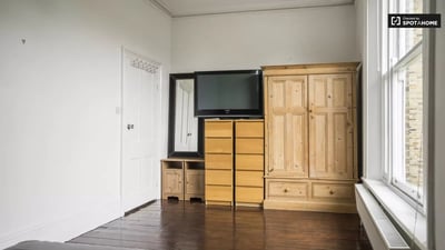 Room High Road in Greater London