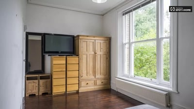 Room High Road in Greater London