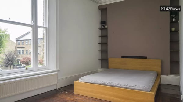 Room High Road in Greater London