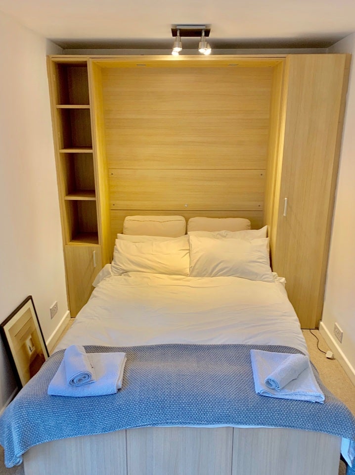 Flat Mayfield Road in Greater London