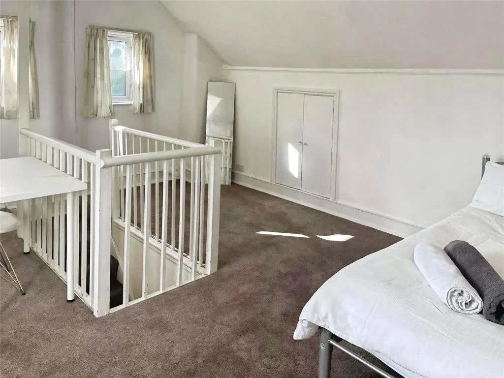 Room Brougham Road in Greater London