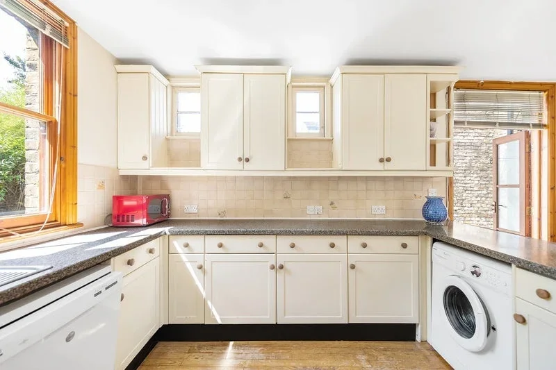 Room Brougham Road in Greater London