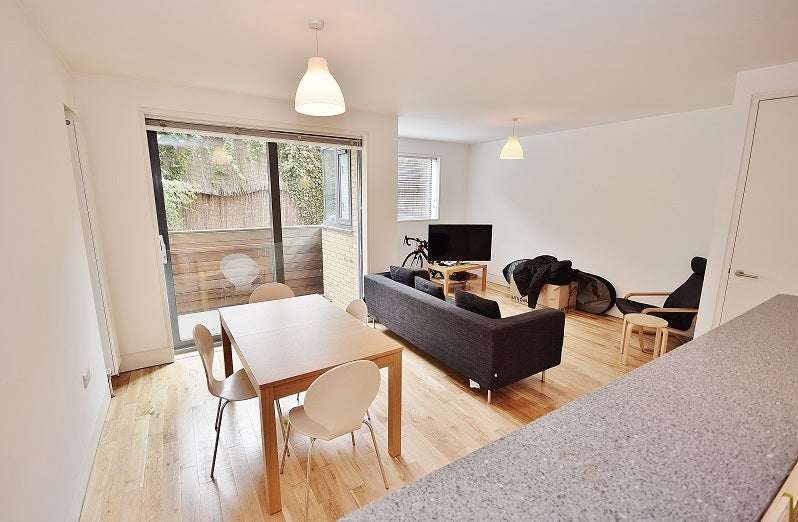 Flat Kentish Town Road in Greater London