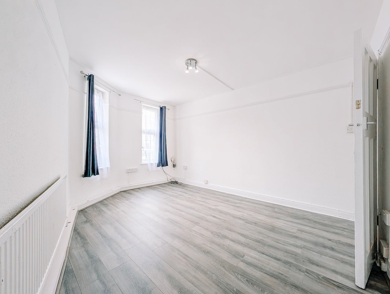 Flat Brampton Road in Greater London