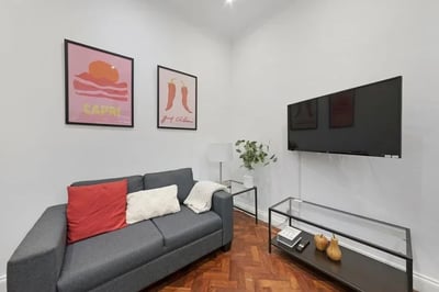 Flat Market Mews in City of Westminster