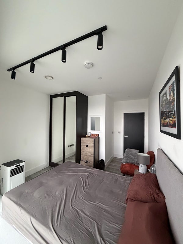 Room Portal Way in Greater London
