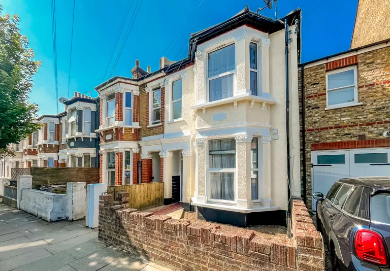 Room Trevelyan Road in Greater London