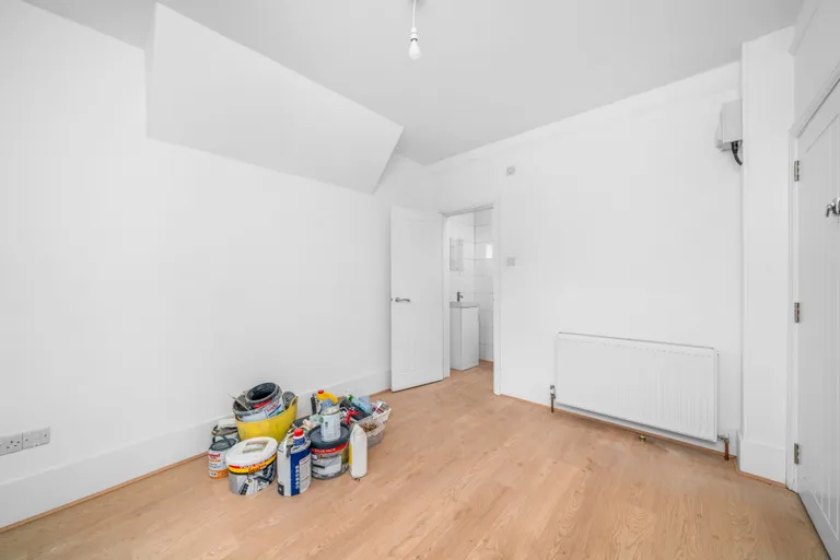 Room Trevelyan Road in Greater London