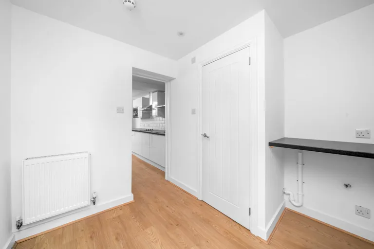 Room Trevelyan Road in Greater London