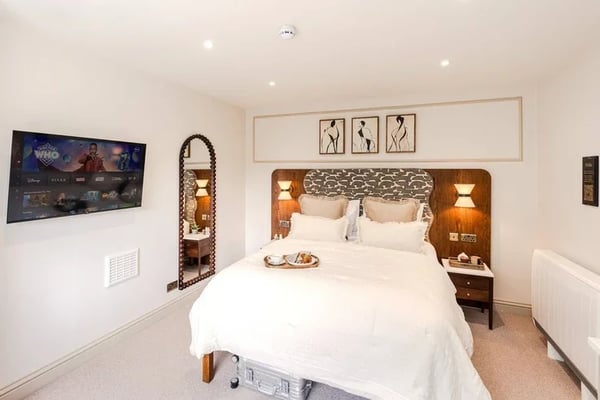 Flat Longridge Road in Greater London