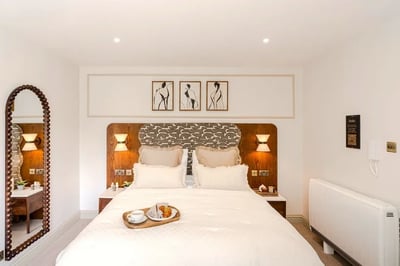 Flat Longridge Road in Greater London