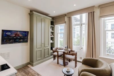 Flat Longridge Road in Greater London