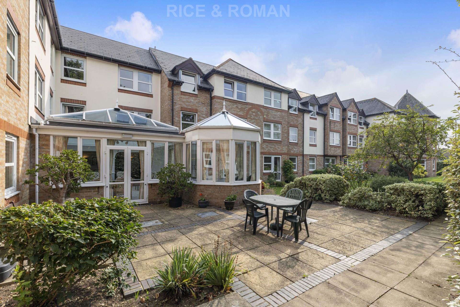 Flat Ashcombe Road in Greater London