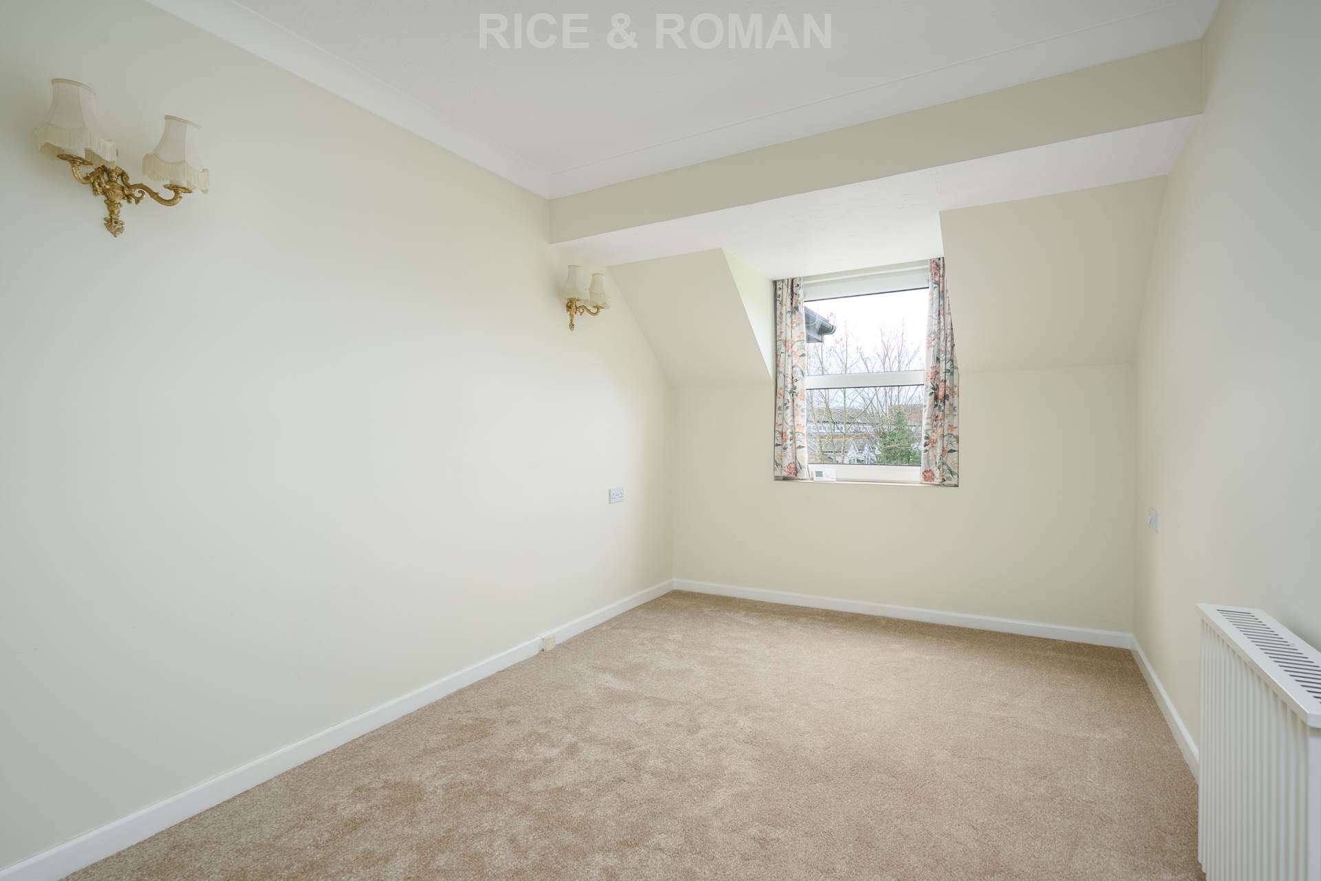 Flat Ashcombe Road in Greater London