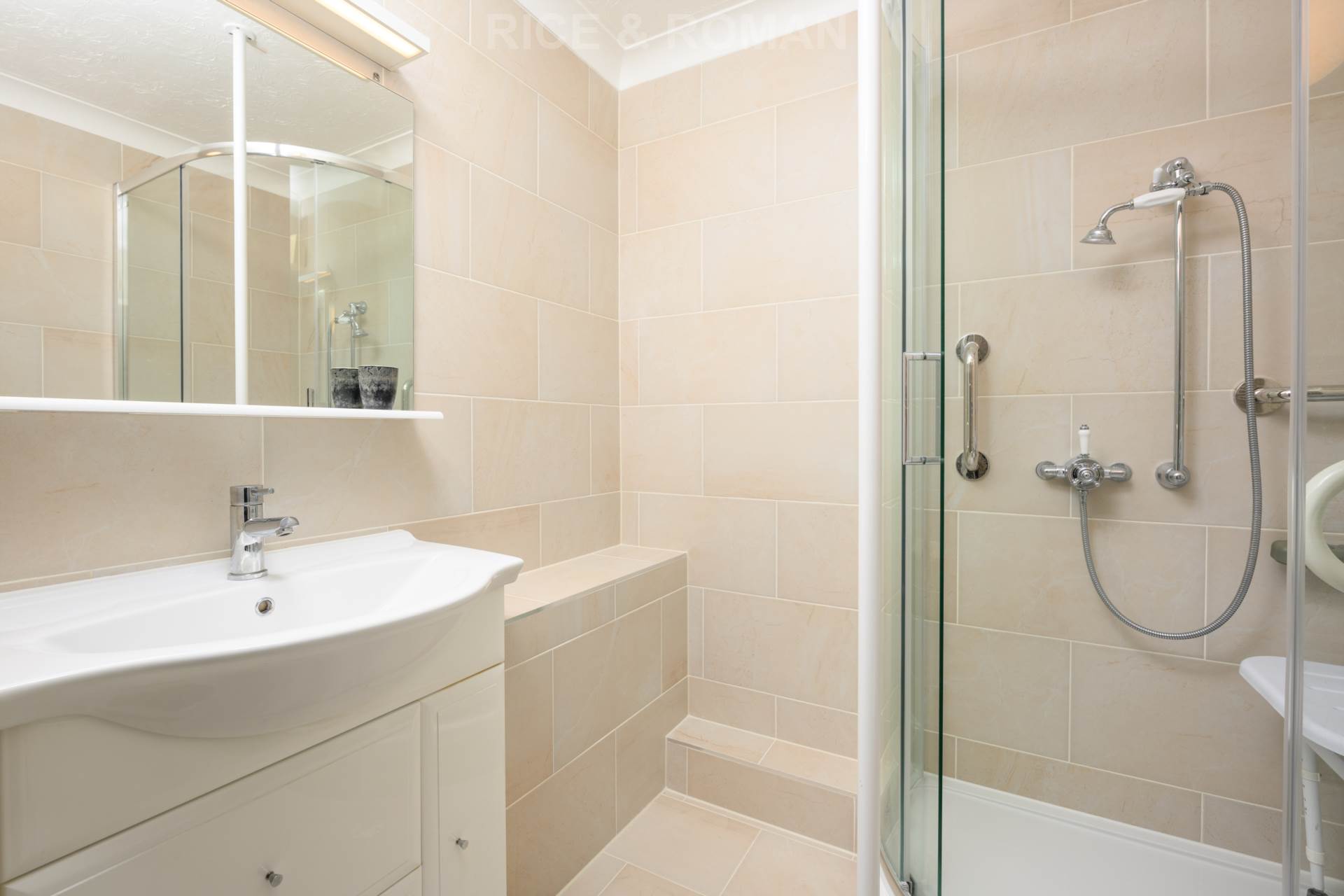 Flat Ashcombe Road in Greater London