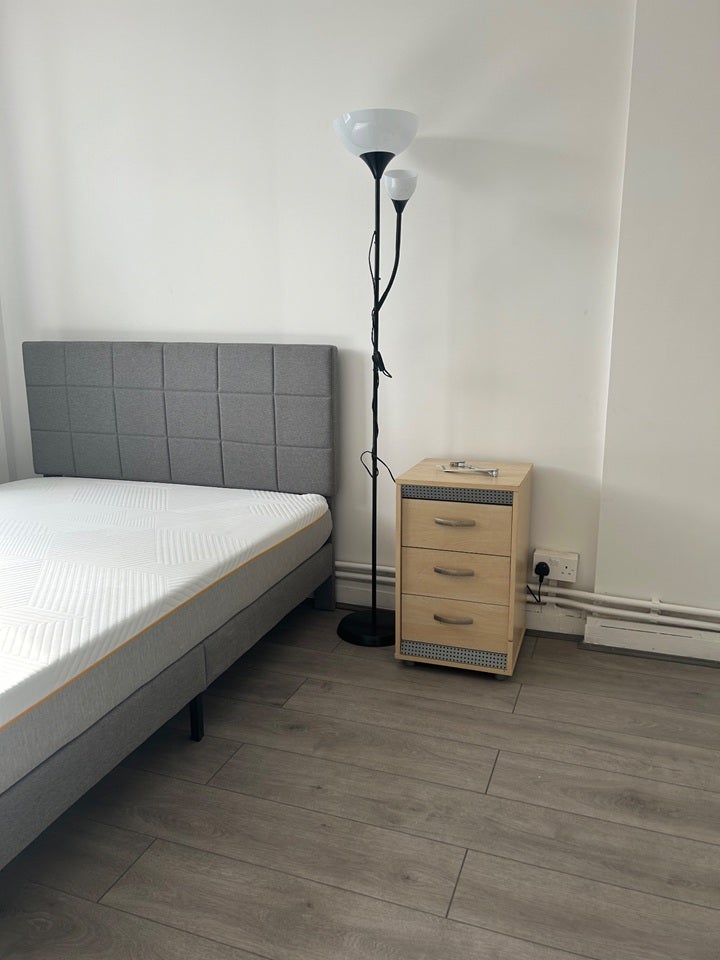 Room Rochester Square in Greater London