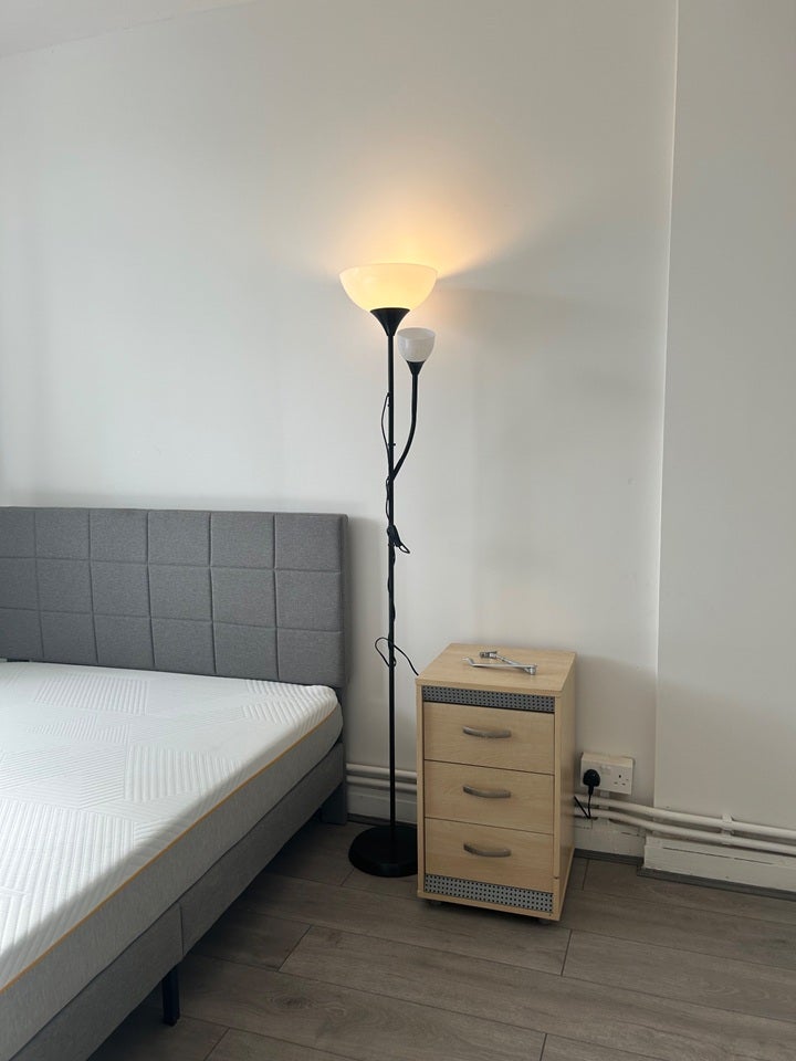 Room Rochester Square in Greater London