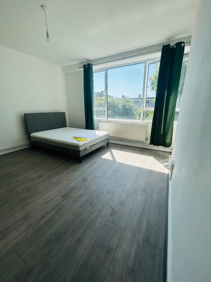 Room Rochester Square in Greater London