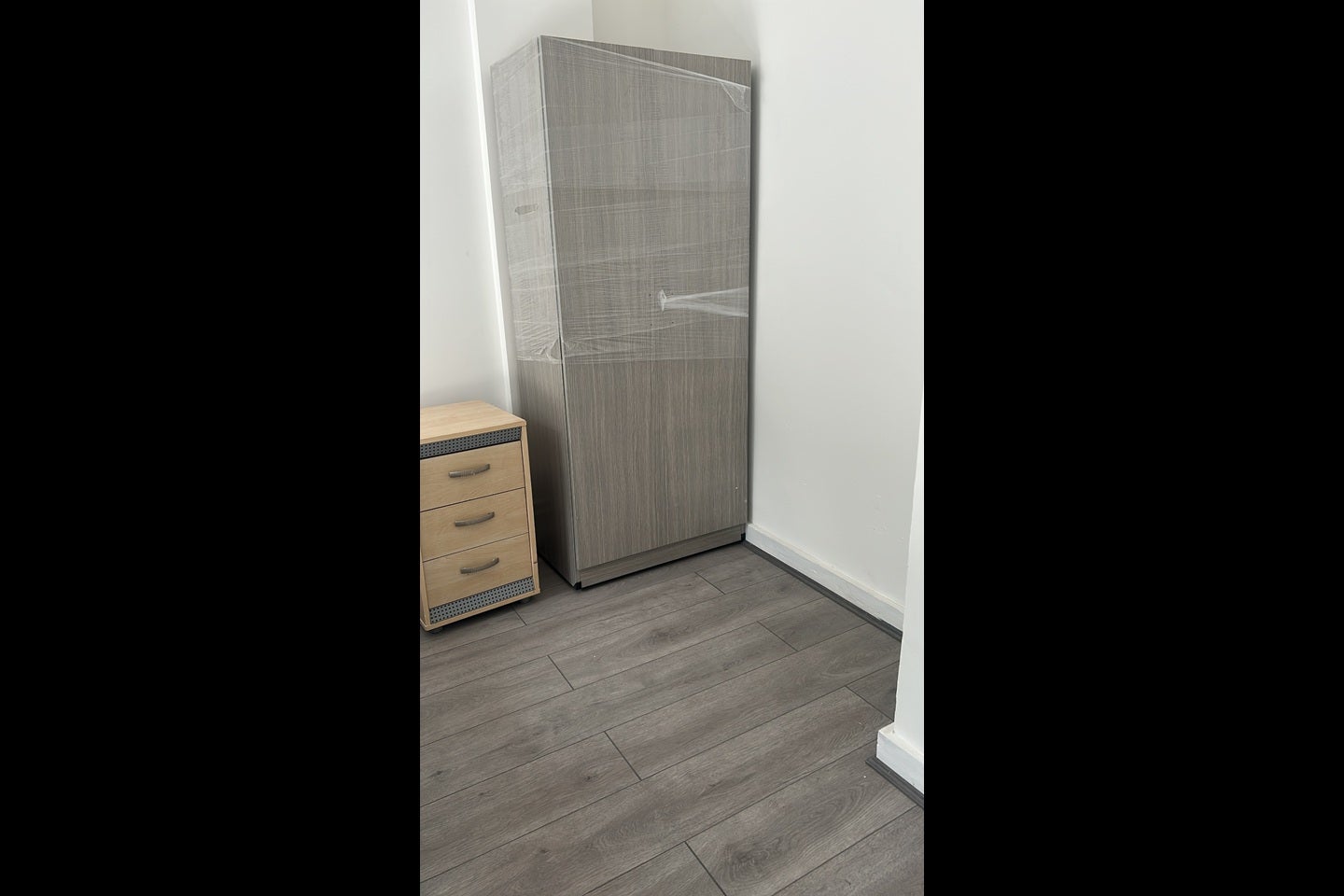 Room Rochester Square in Greater London