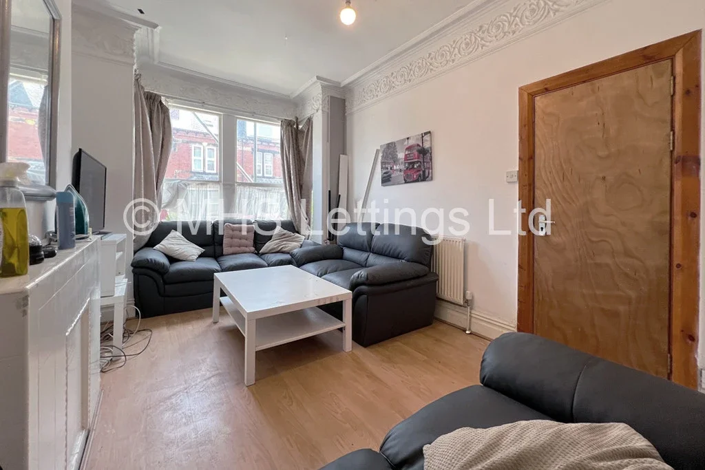 Room Back Burchett Grove in Leeds