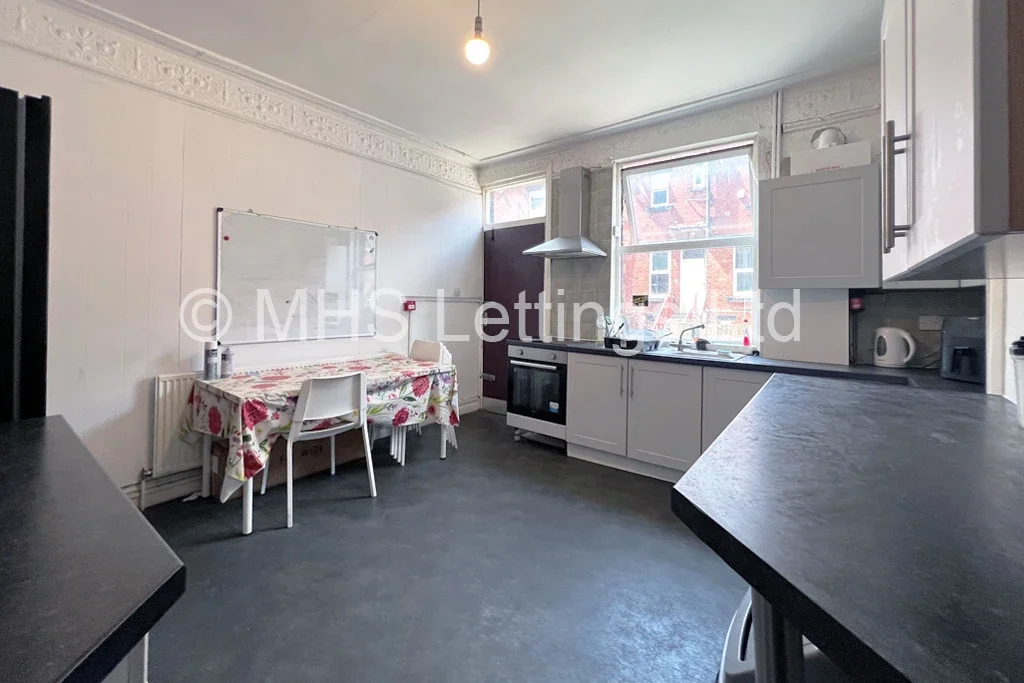 Room Back Burchett Grove in Leeds
