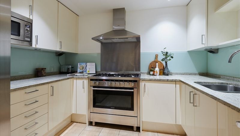 Flat Kensington High Street in Greater London