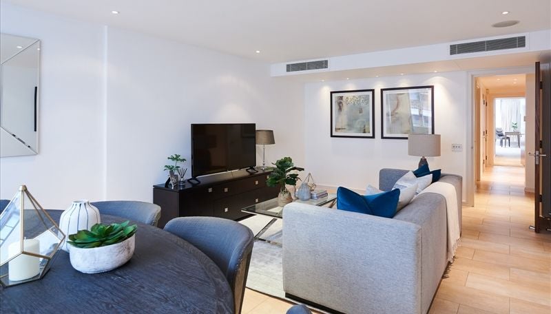 Flat Kensington High Street in Greater London