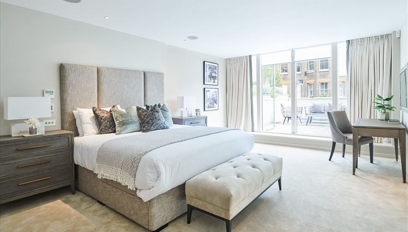 Flat Kensington High Street in Greater London
