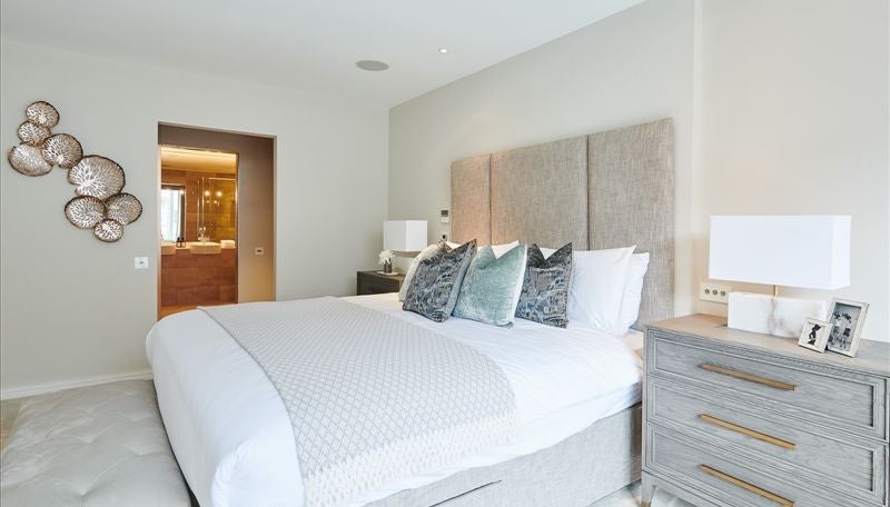 Flat Kensington High Street in Greater London