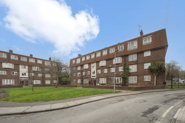 Flat Cranleigh Gardens in Greater London