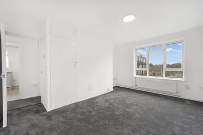 Flat Cranleigh Gardens in Greater London