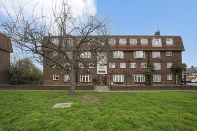 Flat Cranleigh Gardens in Greater London