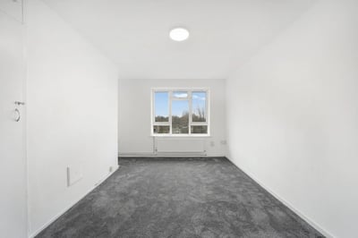 Flat Cranleigh Gardens in Greater London