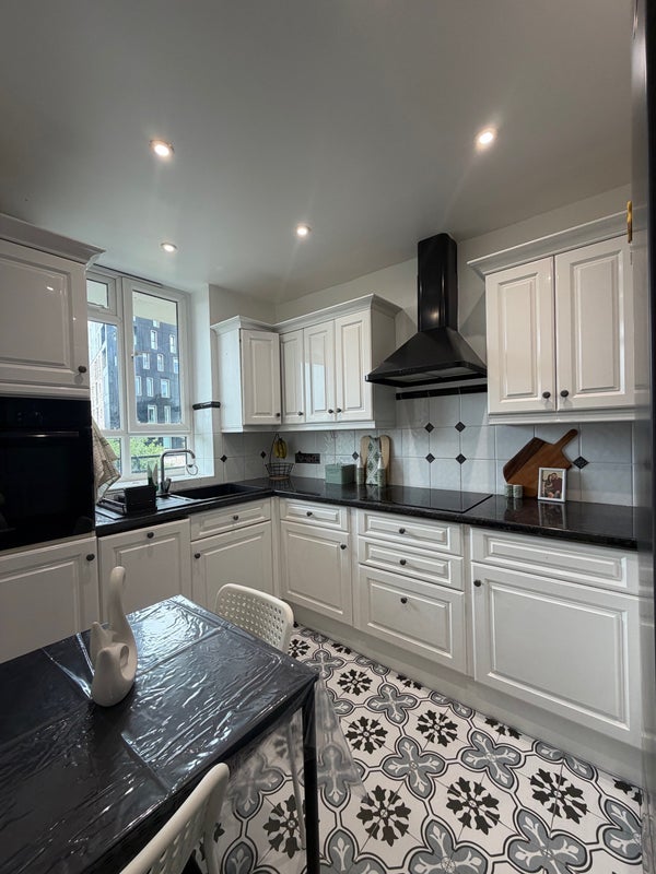 Flat Lancaster Court in Greater London
