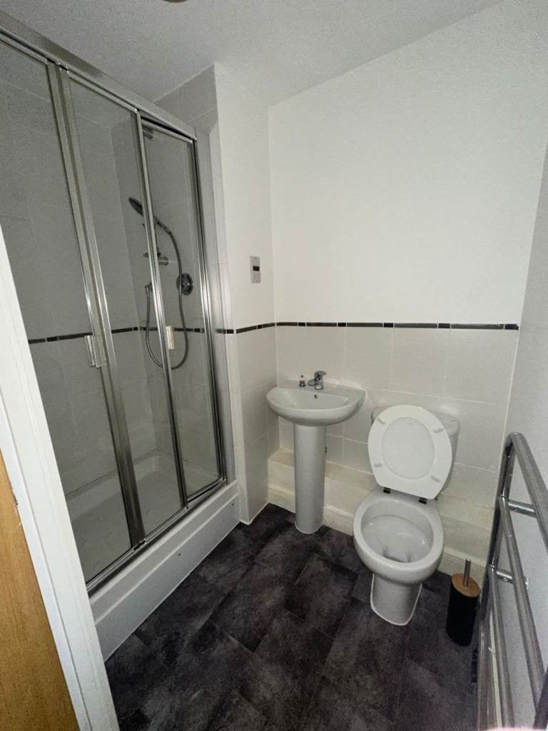 Flat Cleeve Way in Greater London