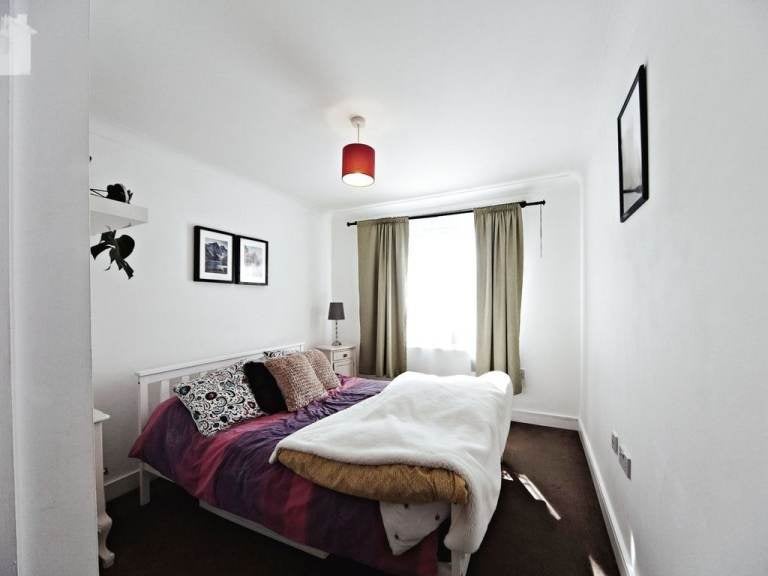 Flat Cleeve Way in Greater London