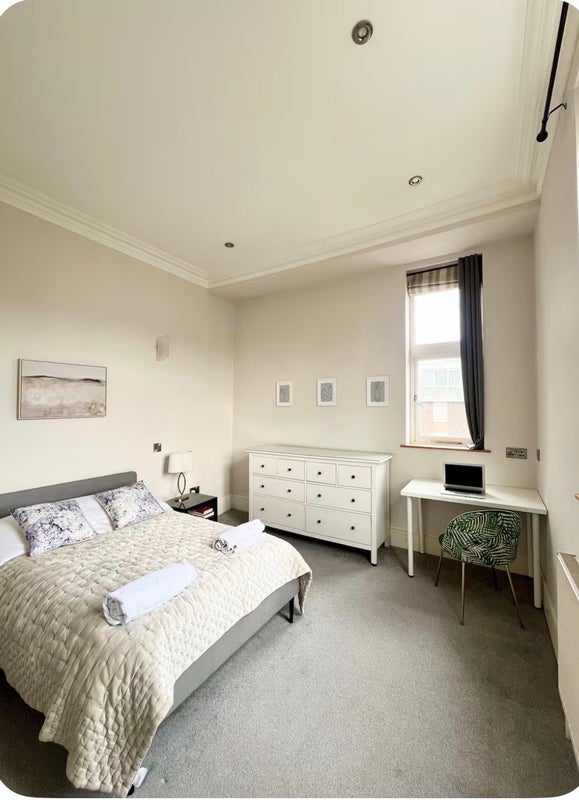 Flat Fernshaw Road in Greater London