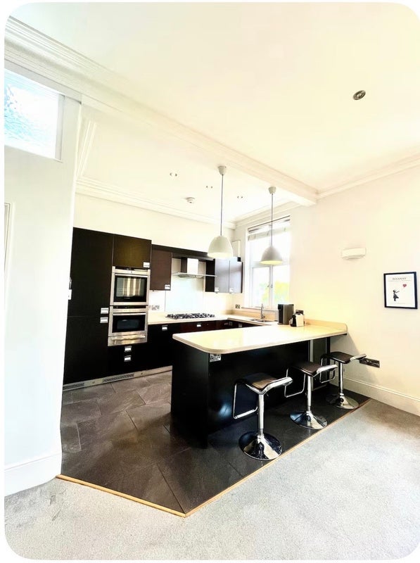 Flat Fernshaw Road in Greater London