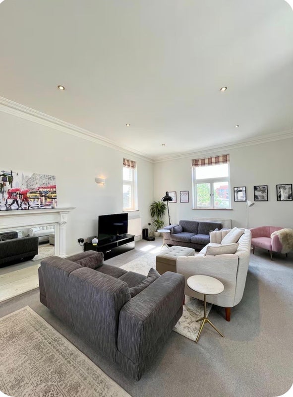 Flat Fernshaw Road in Greater London