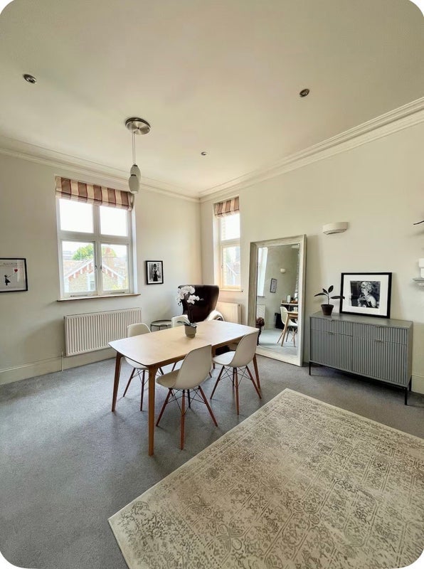 Flat Fernshaw Road in Greater London