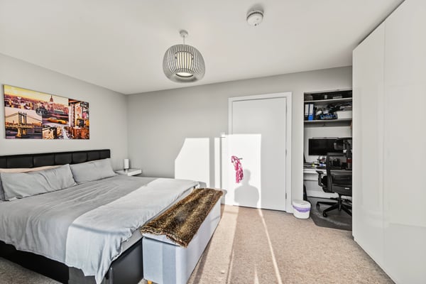 Flat Ellora Road in Greater London